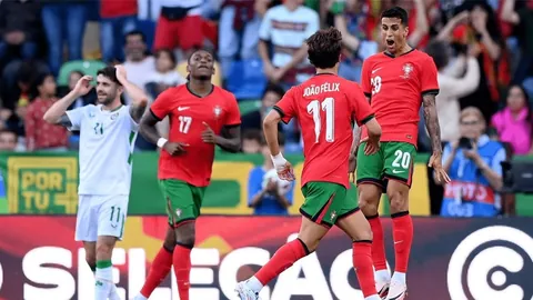 “欧洲顶级球队阿森纳、曼联、拜仁齐输球，多强劲球队同日遭遇挫折，《环球时报》揭秘”